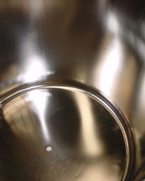 Foto dePasivaciónes químicas de superficies de acero inoxidable