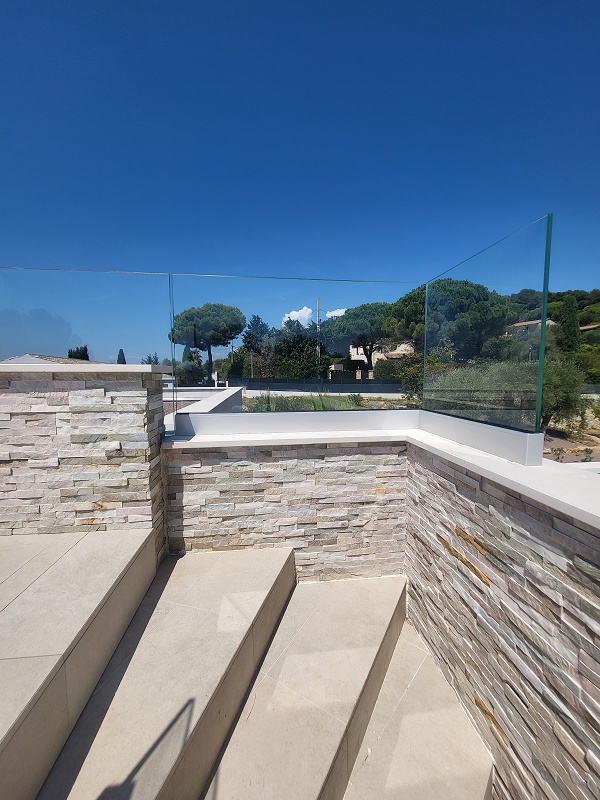 Foto dePerfiles de fijación para barandillas de vidrio