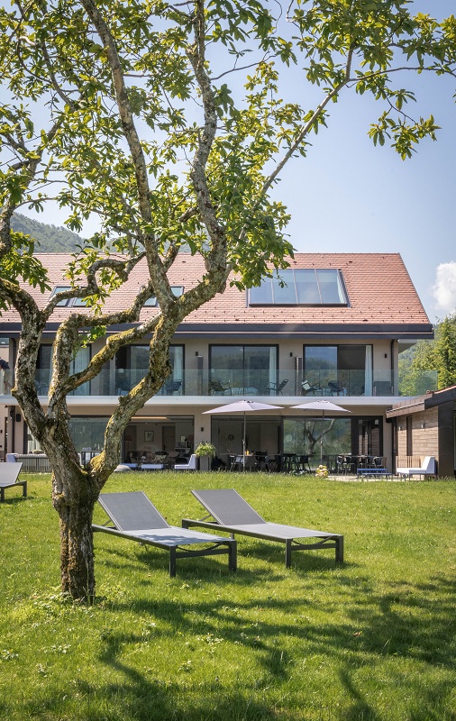 Foto dePerfiles para barandillas de vidrio de alto rendimiento para montaje en suelo y empotrado