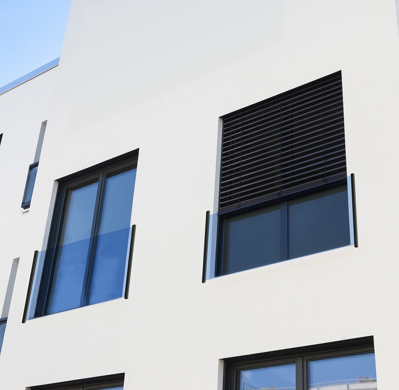 Foto deSistemas de protección solar con vidrio para fachadas