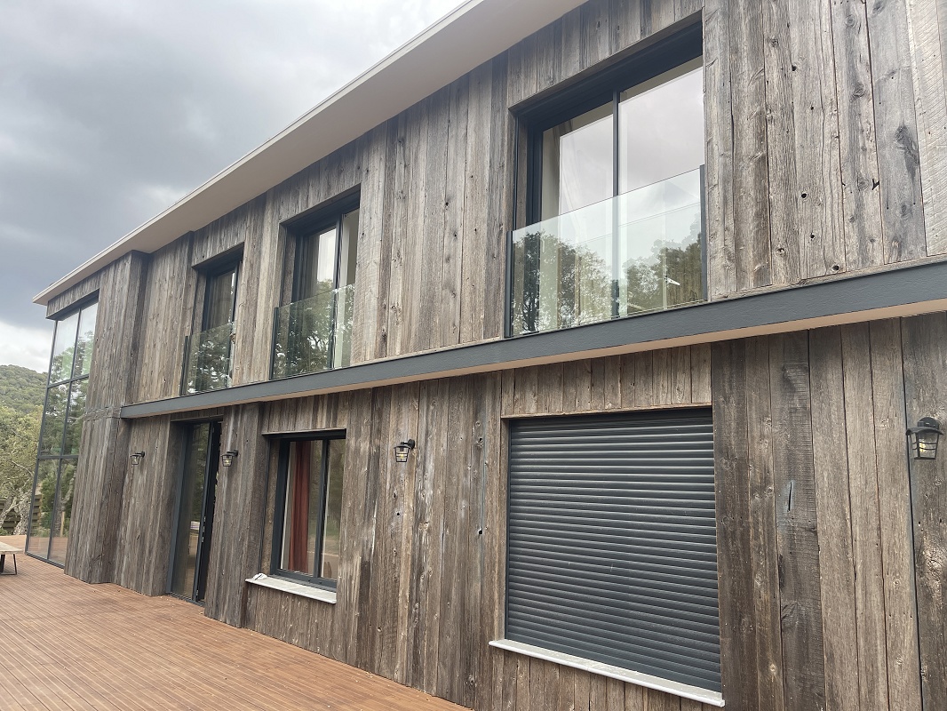 Foto deSistemas de protección solar con vidrio para fachadas