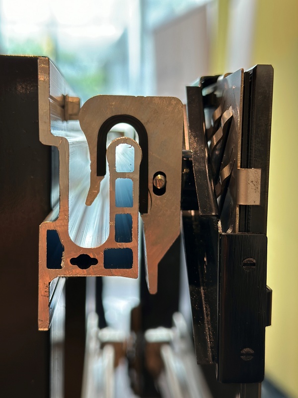 Foto deSistemas de fijación invisibles para vidrios en fachadas