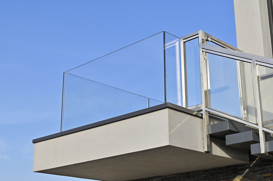 Foto dePerfiles laterales para barandillas de vidrio de alto rendimiento