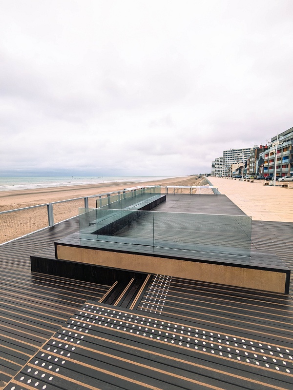Foto dePerfiles para barandillas de vidrio para montaje en suelo, murete y empotrado