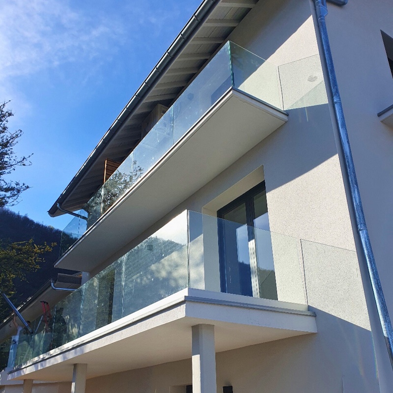 Foto dePerfiles para barandillas de vidrio para montaje en suele y sobre murete