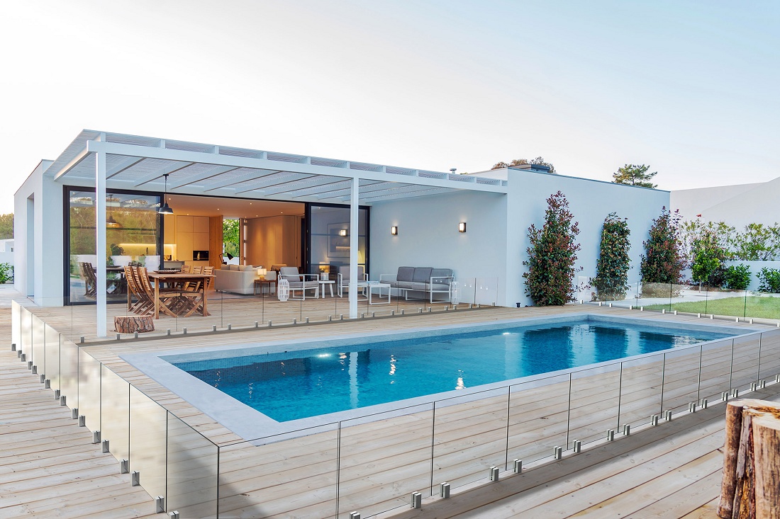 Foto dePinzas cuadradas de fijación para barandillas de vidrio en piscinas