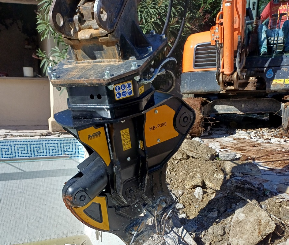 Foto de Pinzas demoledoras para excavadoras, retroexcavadoras y minipalas