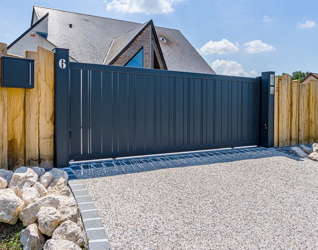 Foto de Portones de madera y aluminio