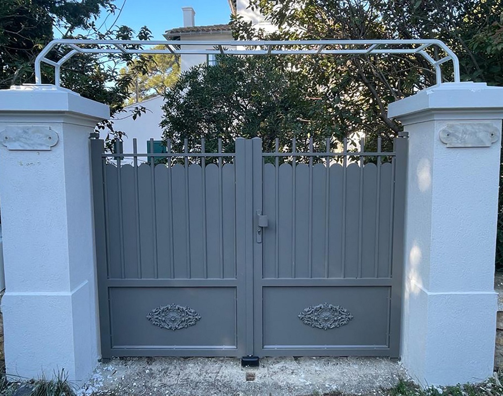 Foto de Portones de madera y aluminio