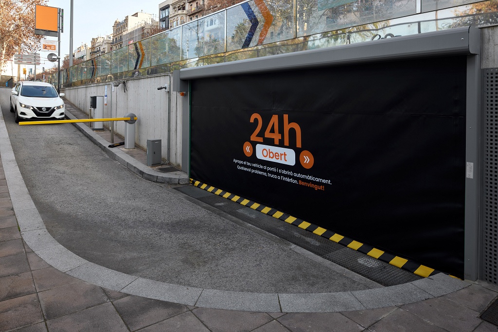 Foto de Puertas rápidas autorreparables para aparcamientos