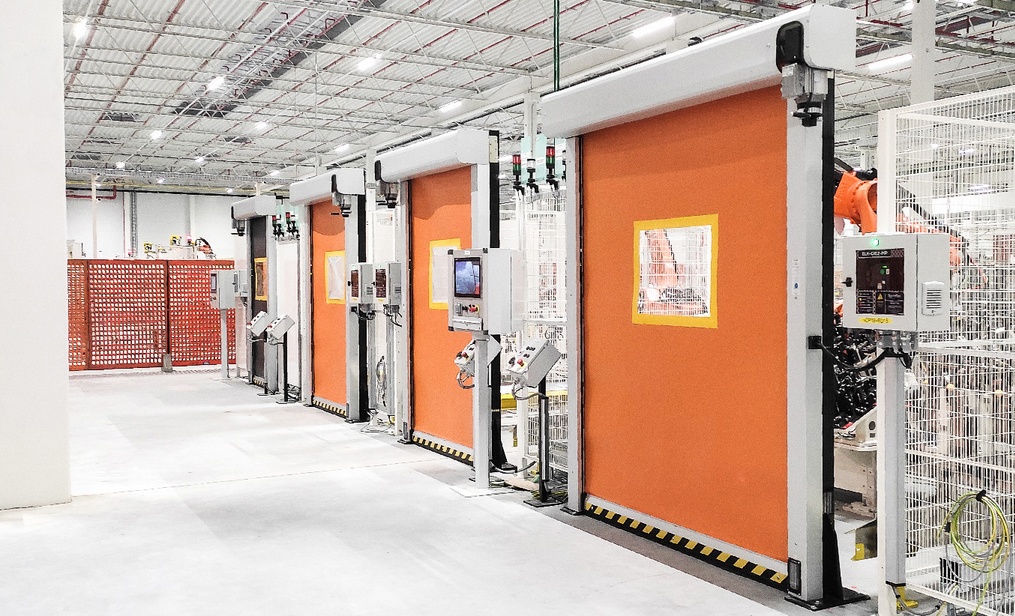Foto dePuertas rápidas enrollables para líneas de producción automatizadas