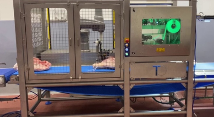 Foto deRobots para el pesaje y etiquetado de jamones frescos