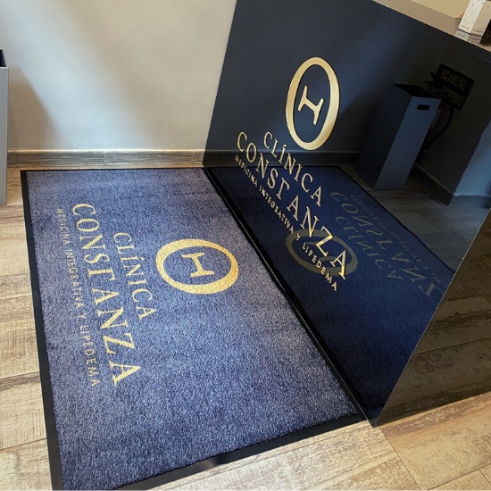 Foto deAlfombras de entrada con logotipo