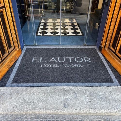 Foto deAlfombras de entrada con logotipo