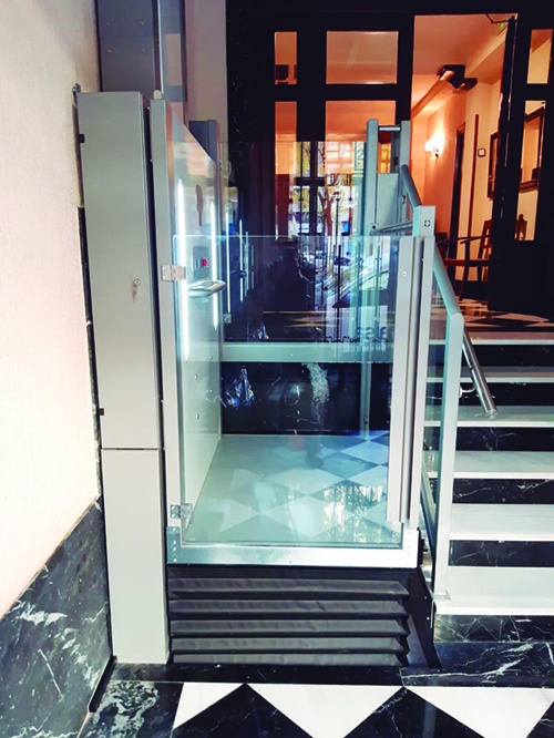 Foto deSalvaescaleras verticales