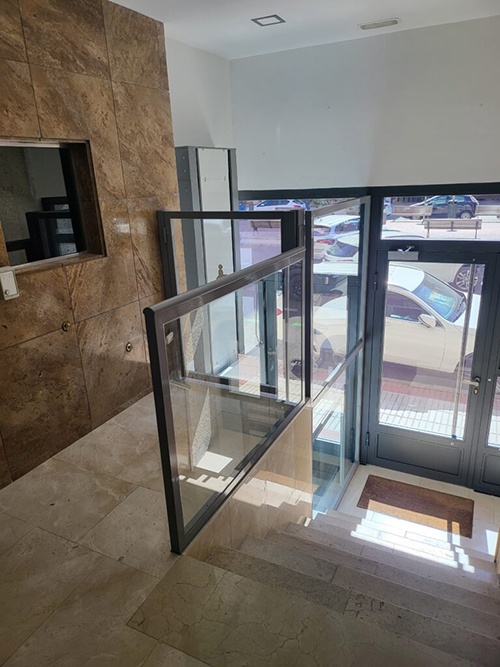 Foto deSalvaescaleras verticales