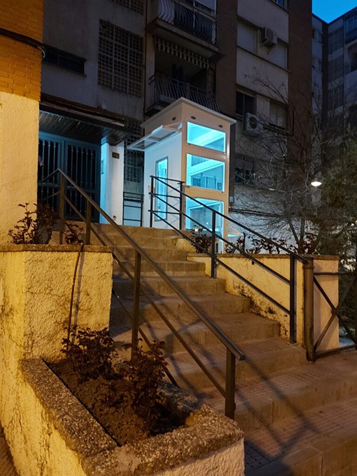Foto deSalvaescaleras verticales