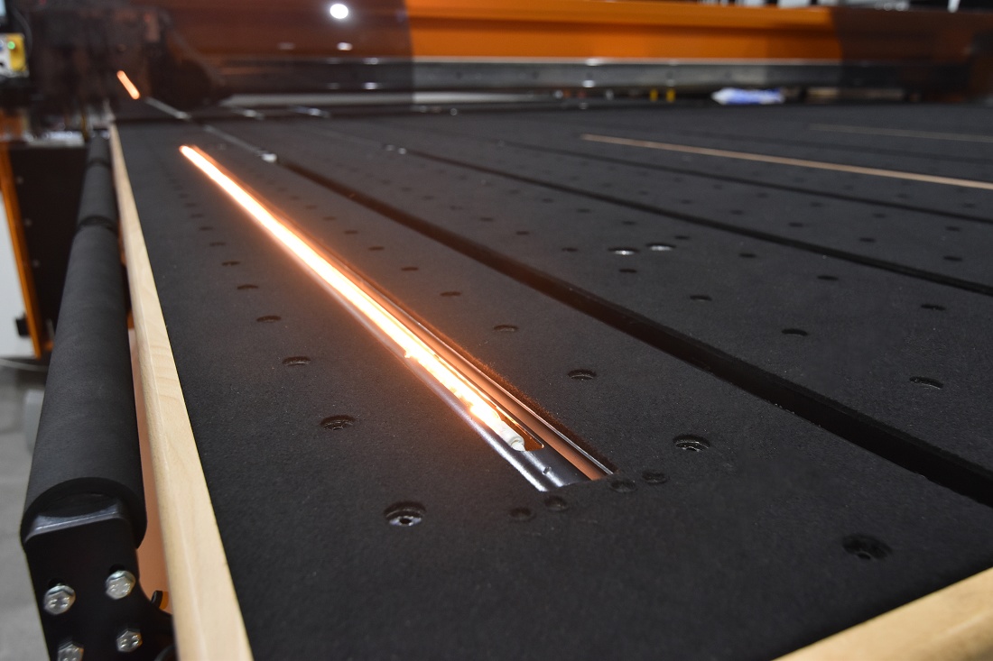 Foto deLíneas automáticas para el corte de vidrio laminado