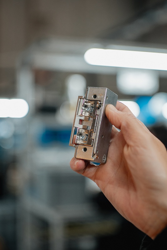 Foto deCerraderos eléctricos simétricos y compactos