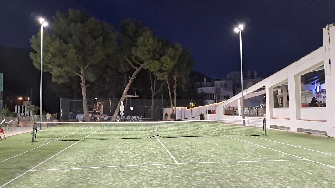 Foto deEspecialistas en iluminación LED de pistas de tenis