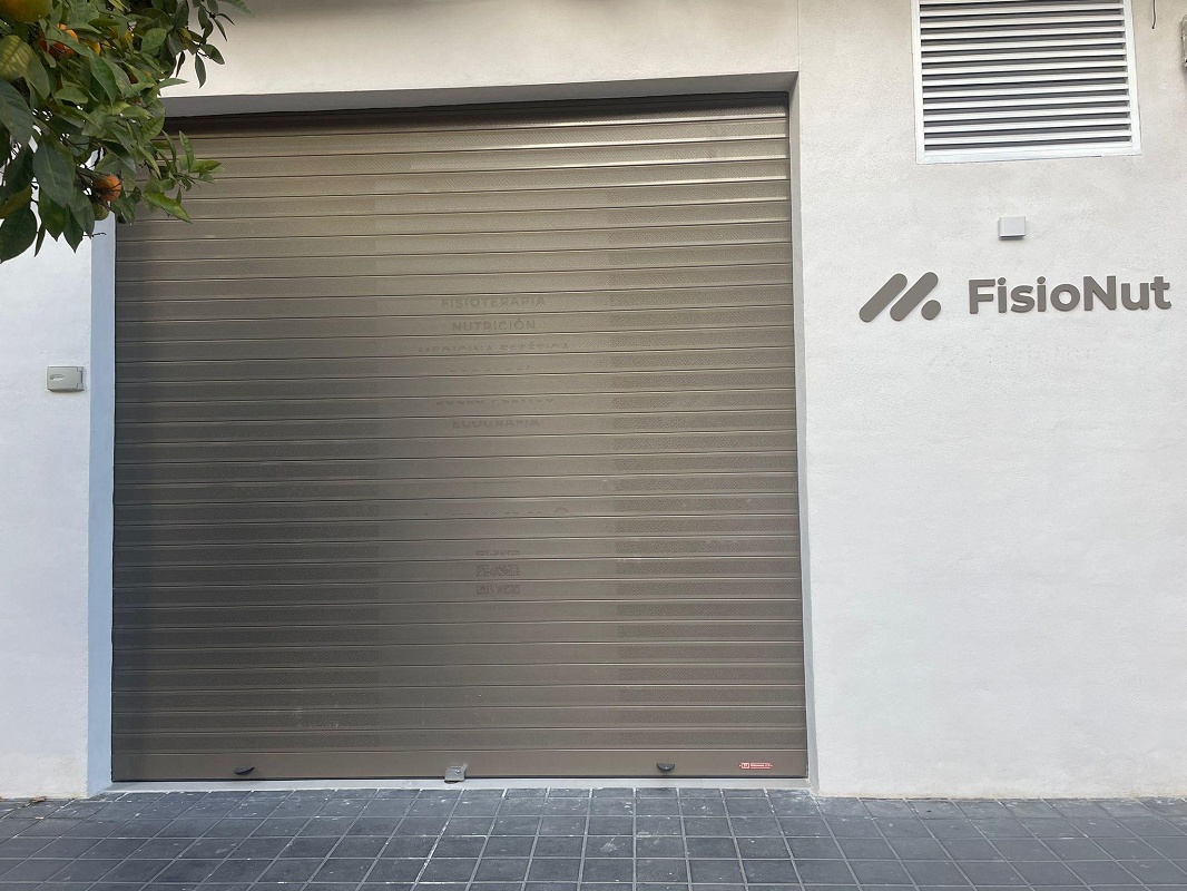 Foto de Persianas enrollables de seguridad de aluminio en acabado negro