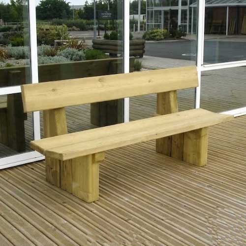 Foto de Bancos de madera de pino con respaldo para espacios exteriores