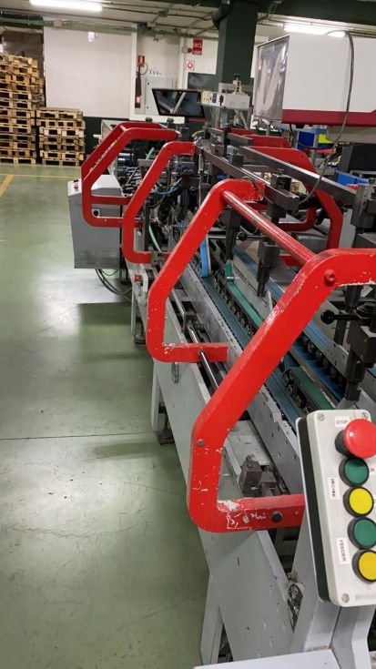 M�quina pegadora Aida 840