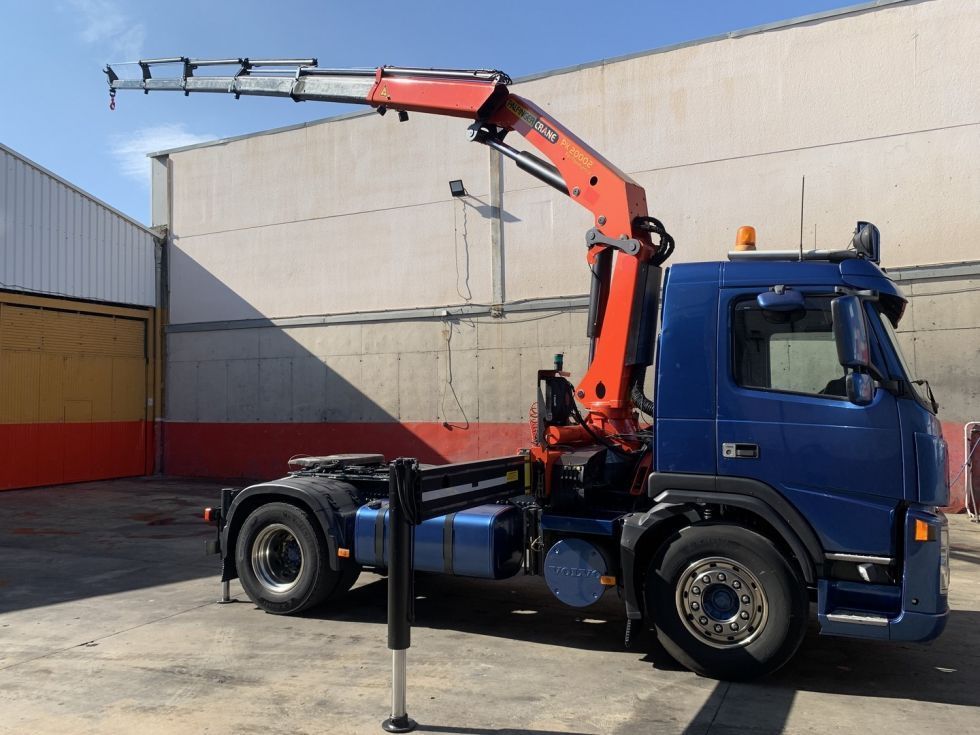 Camin tractora Volvo FM9 grua Palfinger 20002