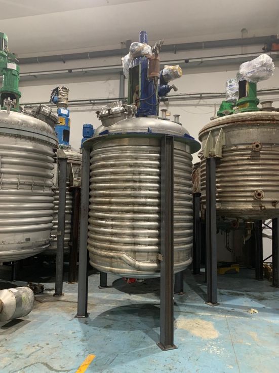 Reactor acero inoxidable 3600 litros con agitacion y media caña de segunda mano