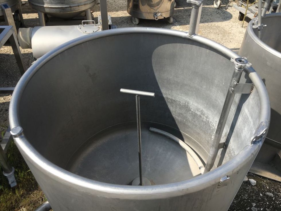 Depósito 350 litros en acero inoxidable 316 con duchas para agua y filtro en salida