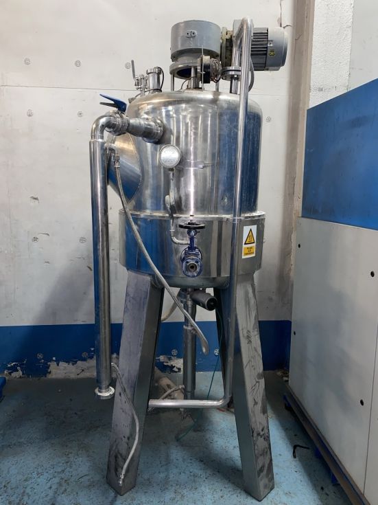 Reactor acero inoxidable 500 litros con agitacion y camisa de segunda mano