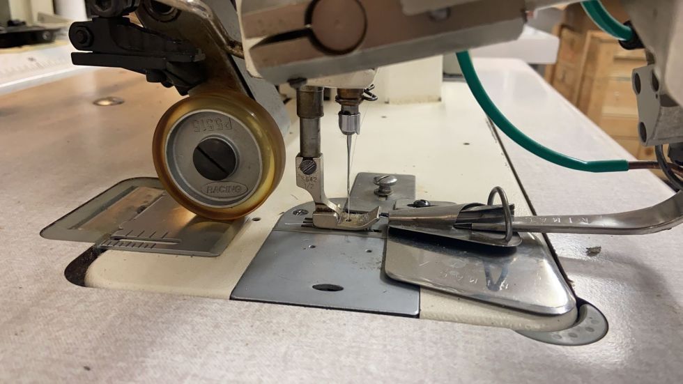 Máquina de coser para sabanas auto ajustables