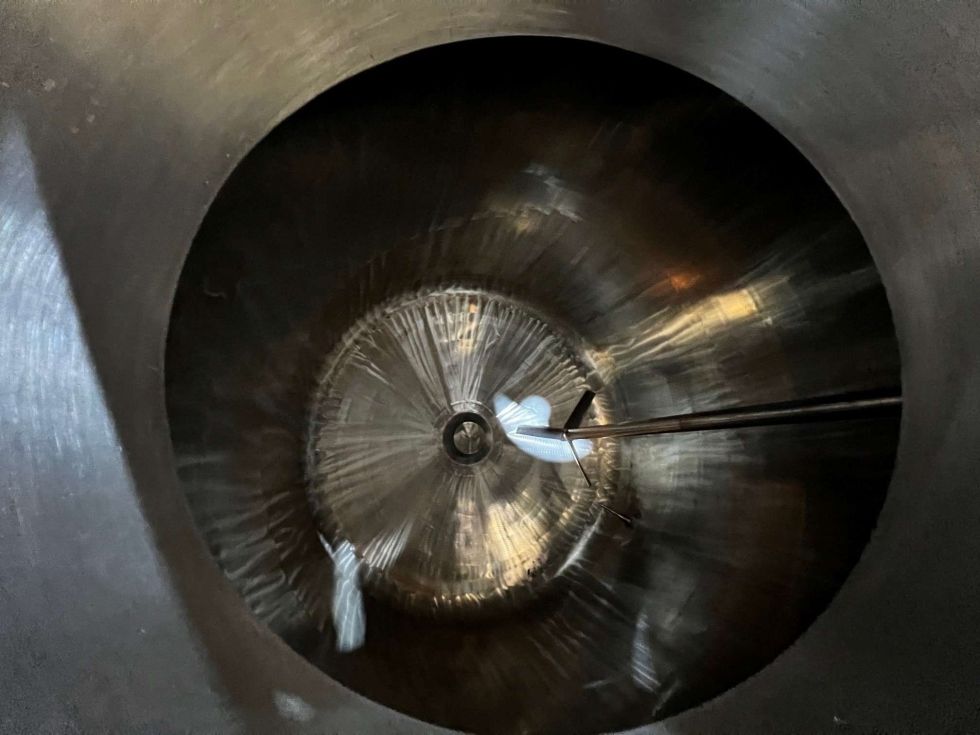 Reactor acero inoxidable 2350 litros con agitacion y media caña de segunda mano