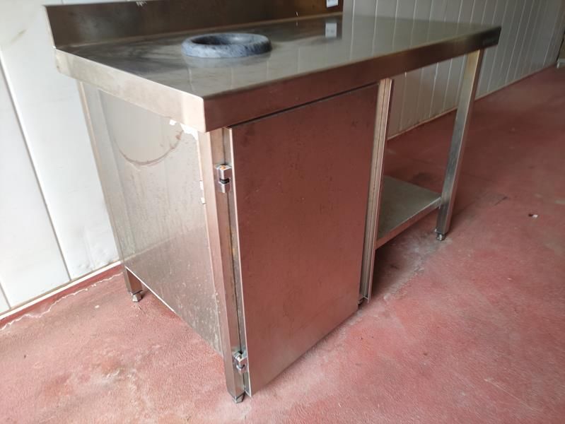 Mesa INOX con aro de desbarazado