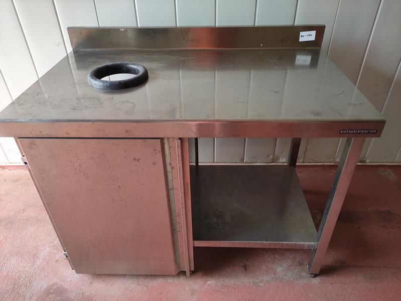 Mesa INOX con aro de desbarazado