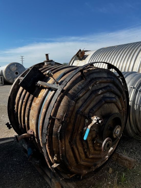 Reactor acero inoxidable 2200 litros con agitacion y media caña de segunda mano