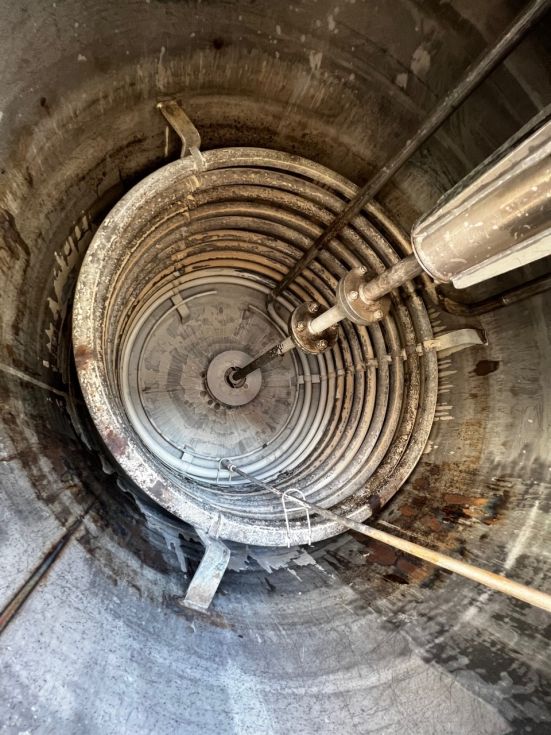 Reactor acero inoxidable 2200 litros con agitacion y media caña de segunda mano