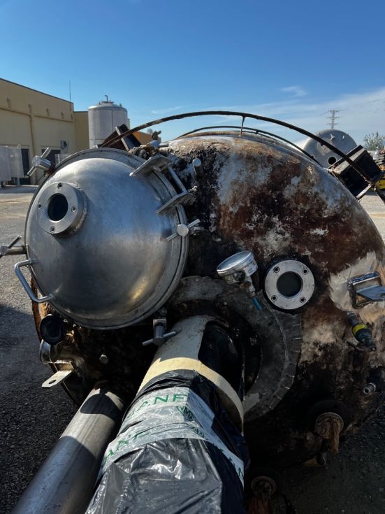 Reactor acero inoxidable 3200 litros con agitacion y media caña de segunda mano