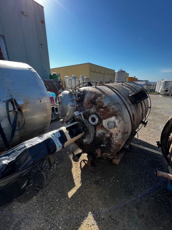 Reactor acero inoxidable 3200 litros con agitacion y media caña de segunda mano