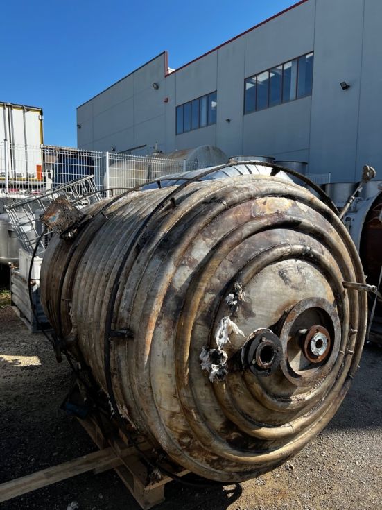 Reactor acero inoxidable 3200 litros con agitacion y media caña de segunda mano