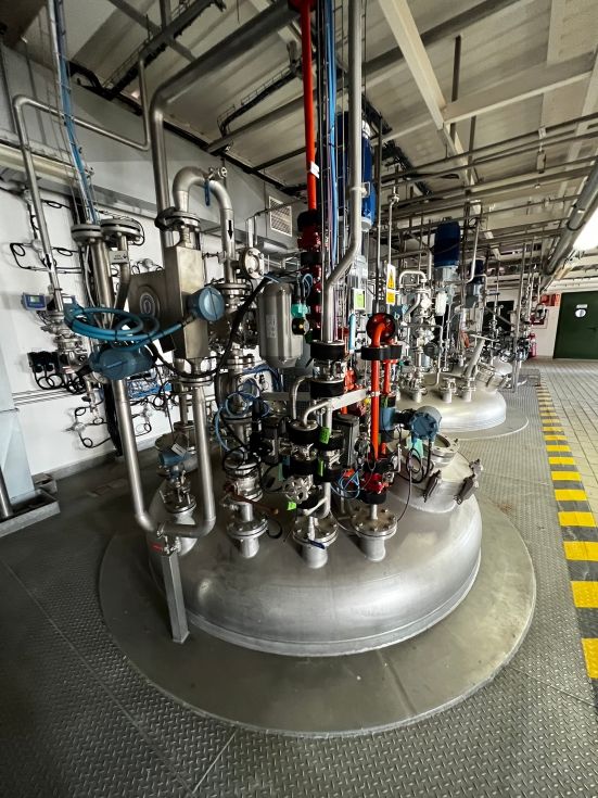 Reactor maivisa acero inoxidable 10.000 litros con agitacion y media caña de segunda mano