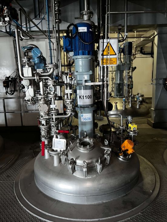 Reactor bachiller acero inoxidable 3.850 litros con agitacion y media caña de segunda mano