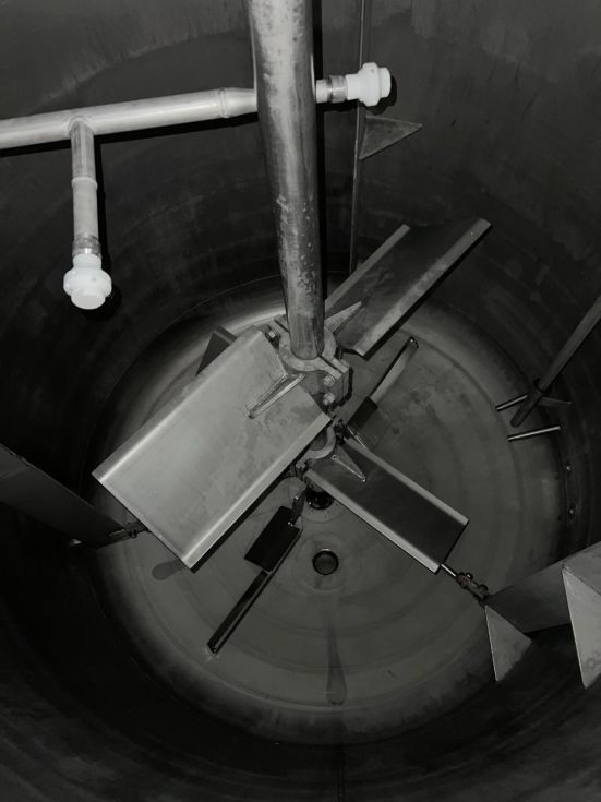 Reactor bachiller acero inoxidable 3.850 litros con agitacion y media caña de segunda mano