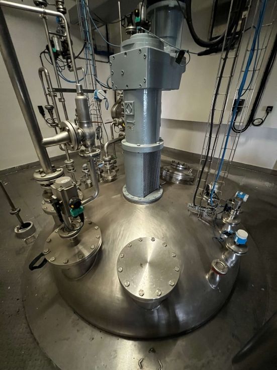 Reactor tramega acero lnoxidable 12.170 litros con agitacion y media caña de segunda mano