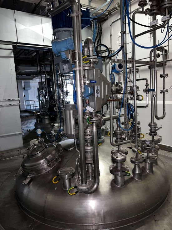 Reactor tramega acero lnoxidable 12.170 litros con agitacion y media caña de segunda mano