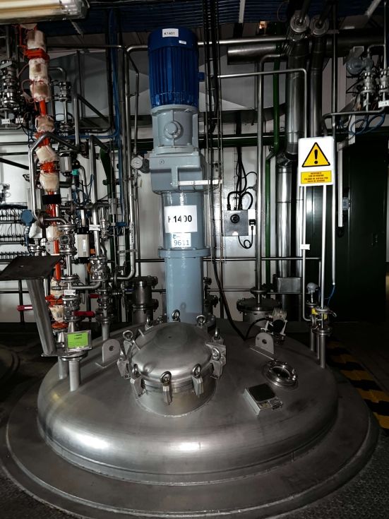Reactor bachiller acero inoxidable 11.950 litros con agitacion y media caña de segunda mano