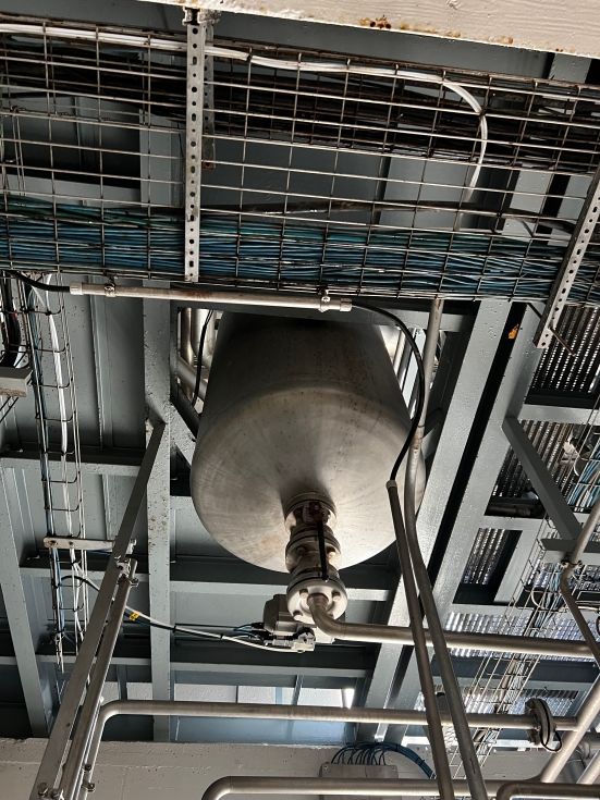 Reactor bachiller acero inoxidable 8.700 litros con agitaclon y media caña de segunda mano