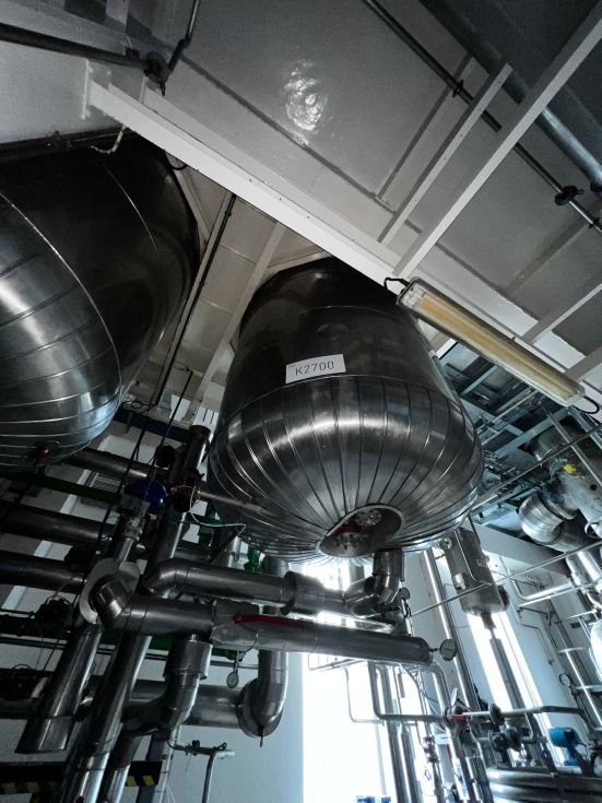 Reactor bachiller acero inoxidable 8.700 litros con agitaclon y media caña de segunda mano