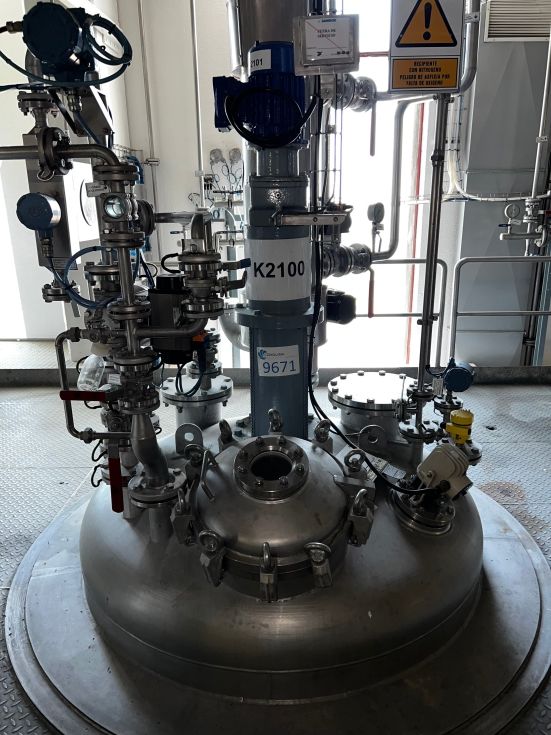 Reactor bachiller acero inoxidable 3.850 litros con media caña y calorifugado de segunda mano