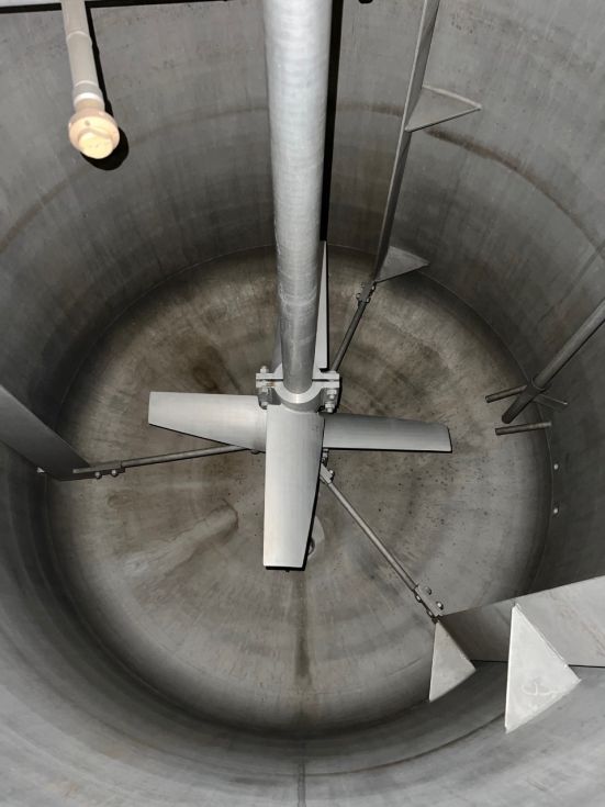 Reactor bachiller acero inoxidable 3.850 litros con media caña y calorifugado de segunda mano